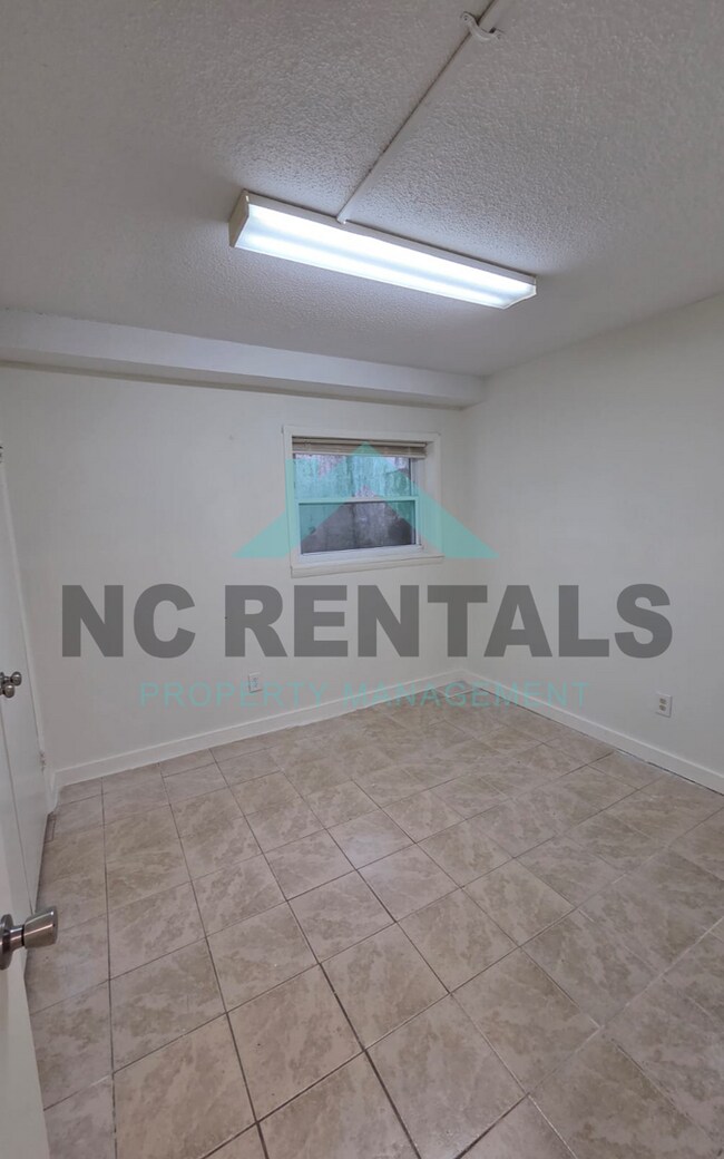 Building Photo - 7000 Longstreet Dr