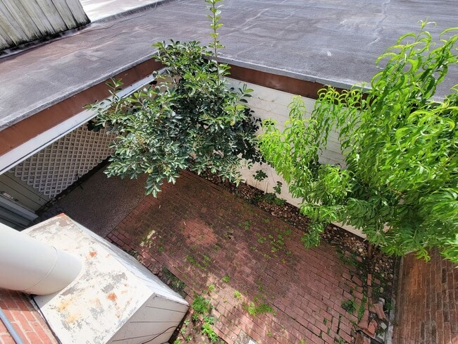 Building Photo - Stylish Townhouse in Prime Location – Walk...