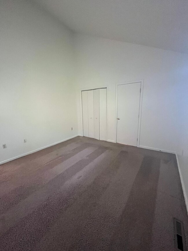 Building Photo - 4 Bedroom 2 Bath Single Family Home