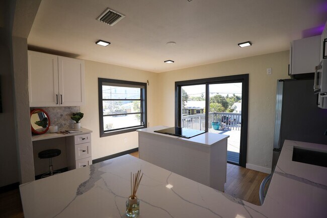 Building Photo - Fully Furnished Luxury Waterfront Unit w/in Walking Distance to the Shopping, Beach, Restaurants,...