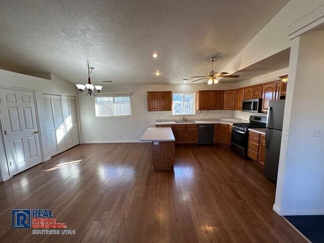 Building Photo - 3 Bedroom Apartment In Veyo