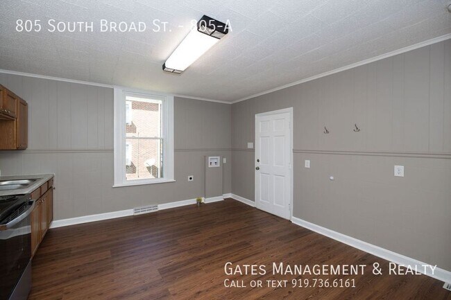 Building Photo - 805 S Broad St