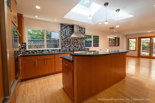 Building Photo - Beautiful, meticulously updated and  maint...