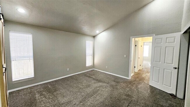 Building Photo - 10029 S Fairview Dr