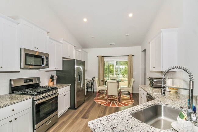 Building Photo - Lovely Furnished Home - $200 Off 1st Month Rent (Upon Approval)