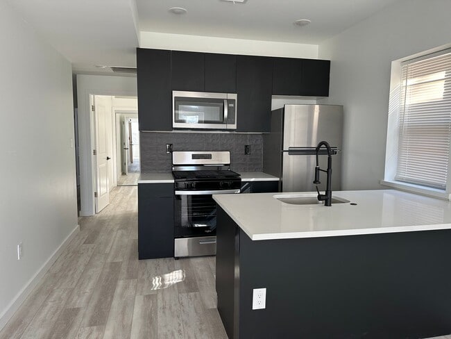 Building Photo - Modern & spacious 2Bedroom 1Bath Apartment