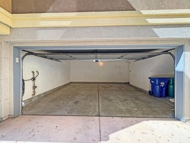 Building Photo - Beautiful 2B/2.5BA located in Santee!