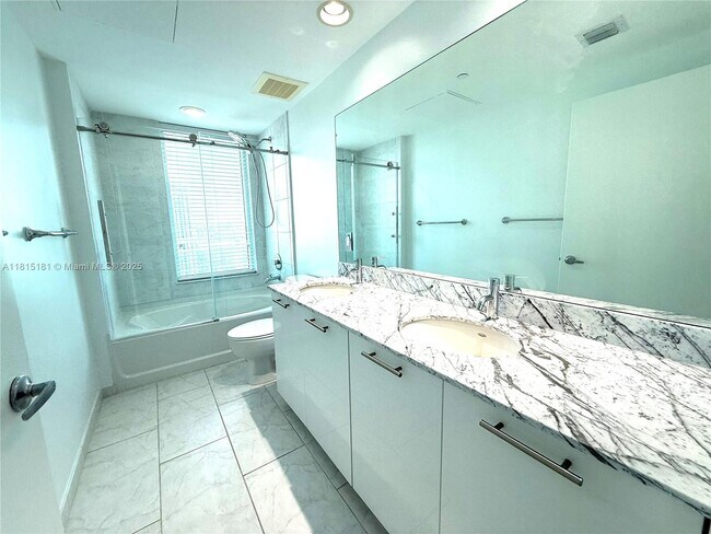 Building Photo - 950 Brickell Bay Dr