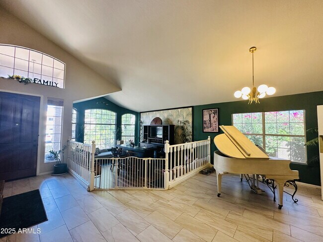 Building Photo - 727 W Mendoza Cir