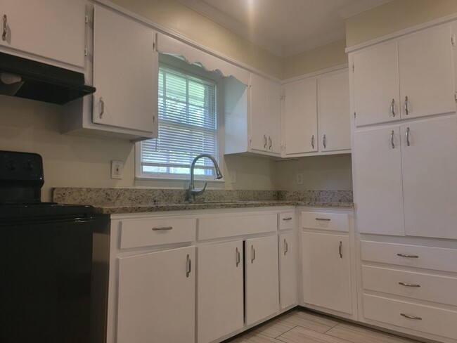 Building Photo - Spacious 3BR Ranch in Prime Atlanta Location!