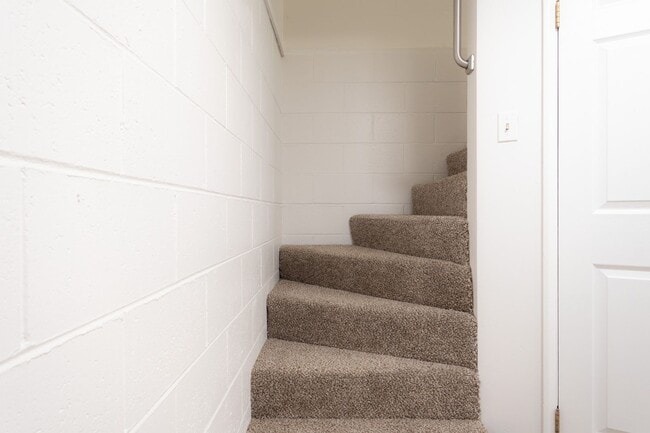 Building Photo - Diamond in the rough! Newly renovated interior - 5 Bed 2 Bath!