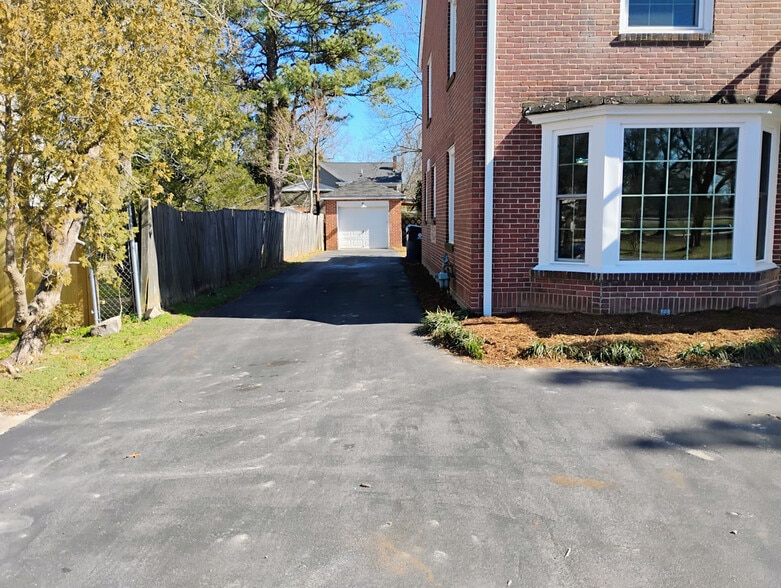 Detached garage. - 821 S William St