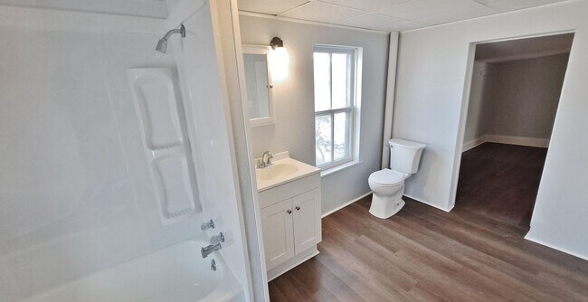 Building Photo - 516 Main St