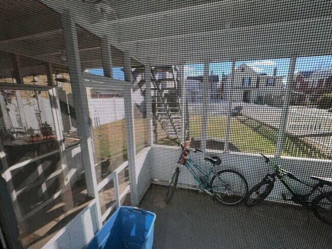 Building Photo - 212 W Pine Ave