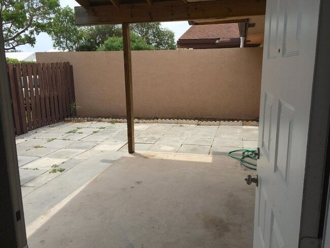 Building Photo - Cedar Wood Villas