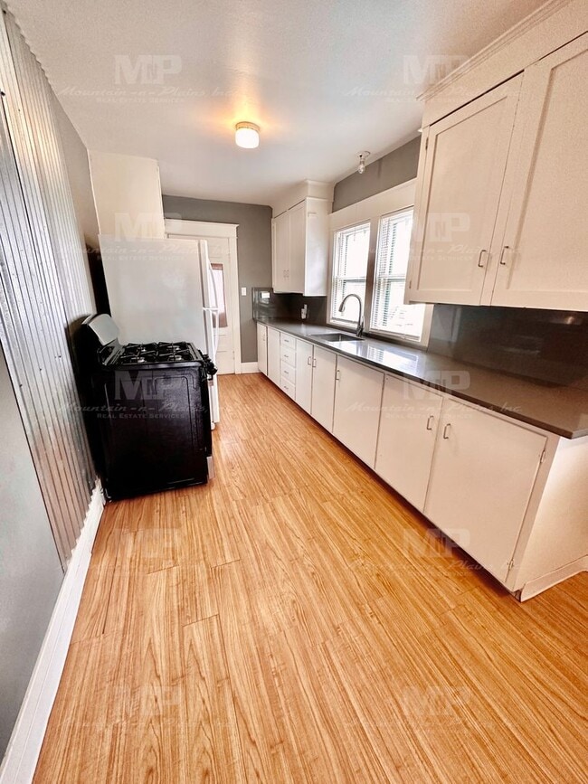 Building Photo - 619 S Whitcomb St