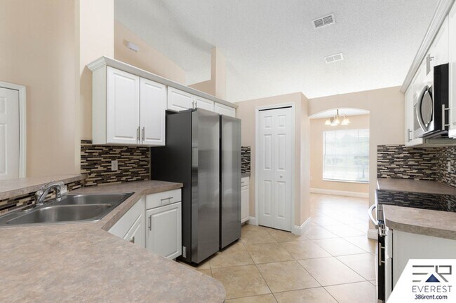 Building Photo - FULLY FENCED 3/2/2 IN THE HEART OF PALM COAST