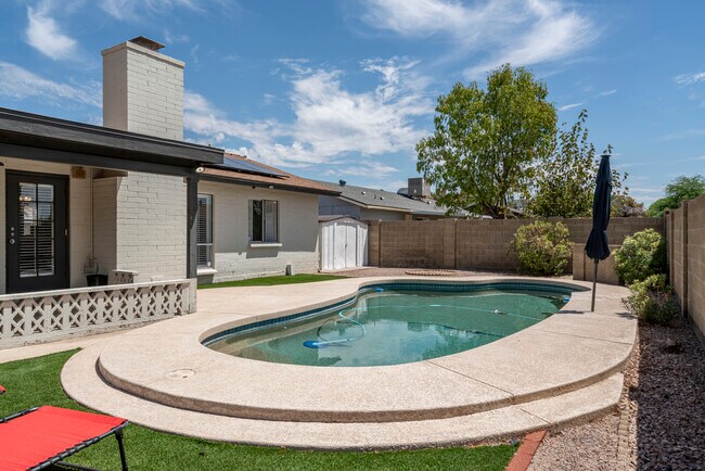 Building Photo - 951 W La Jolla Dr