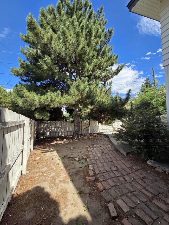 Building Photo - HUGE Number 2 Canyon ~ ~ 4 bedroom, 3 bath...