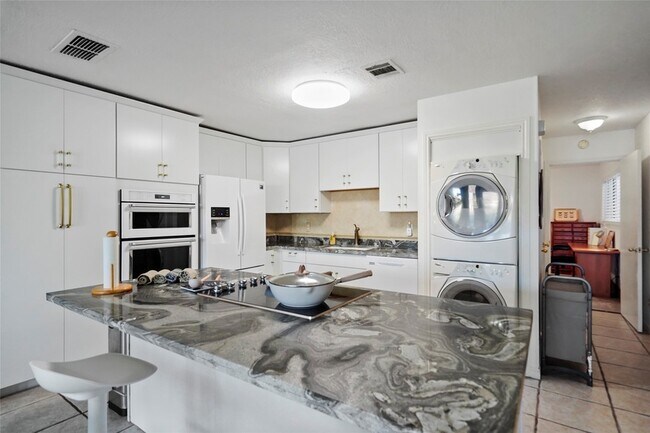 Building Photo - 3 April Point Dr S