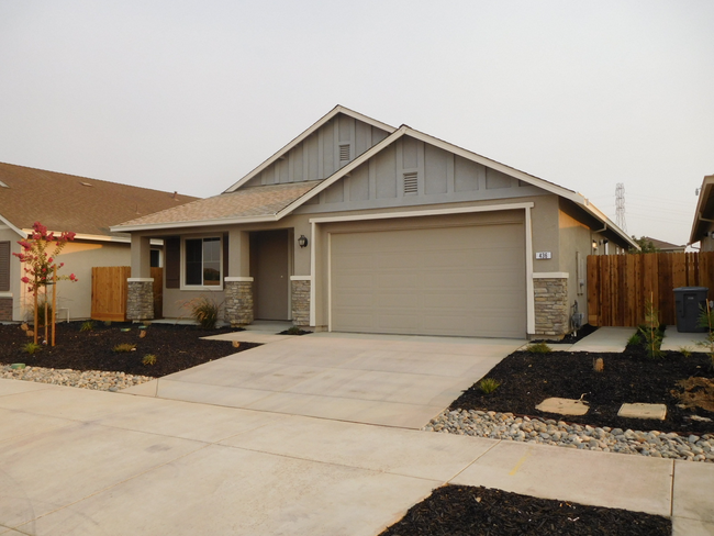 Building Photo - North Merced: $2400 4 Bedroom / 3 Bath Hou...