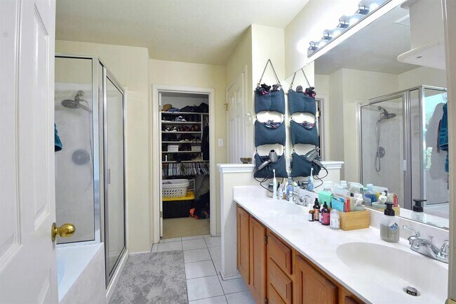 Building Photo - 14720 Montoro Dr