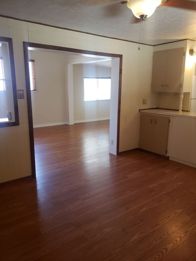 Building Photo - Adorable 2 bed / 1.5 bath with 1 car garage