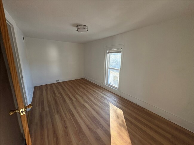 Building Photo - 16 Elm St