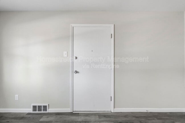 Building Photo - 16 Bruce Dr