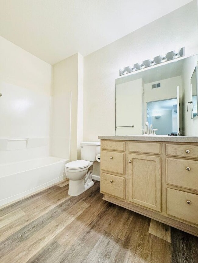 Building Photo - Beautiful, 2 Bed/2 Bath Condo in High Plai...