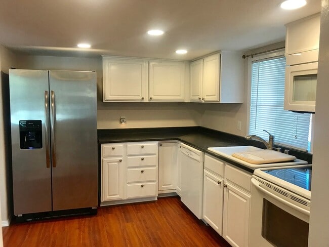 Building Photo - Adorable Renovated Farmhouse!
