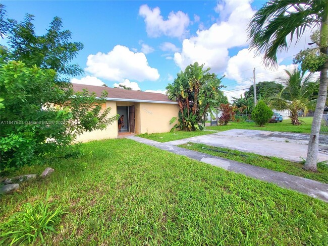 Primary Photo - 17090 SW 101st Ave