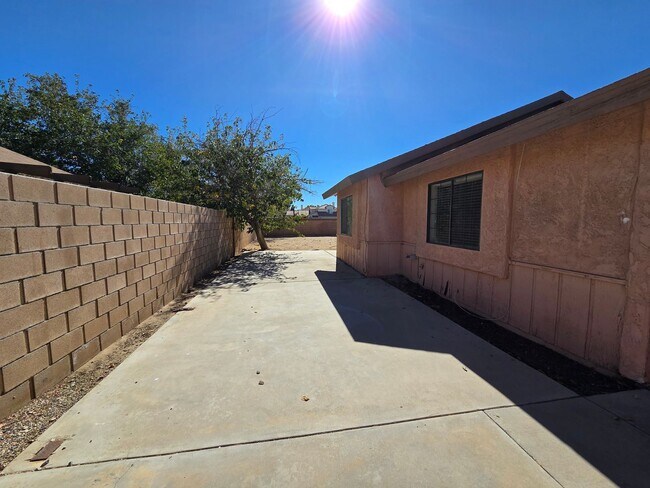 Building Photo - New Listing!