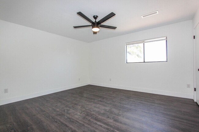 Building Photo - 3 bedroom 2 bathroom with AZ room -HOLD