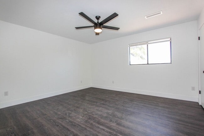 Building Photo - 3 bedroom 2 bathroom with AZ room