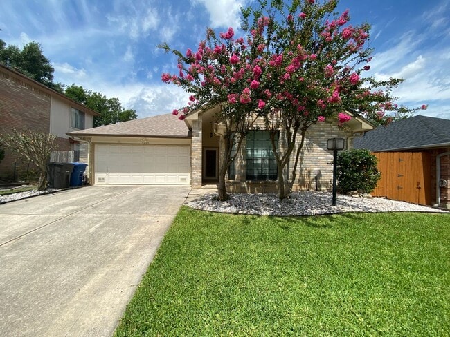 Building Photo - 3 Bedroom 2 Bath~ Updated Kitchen!
