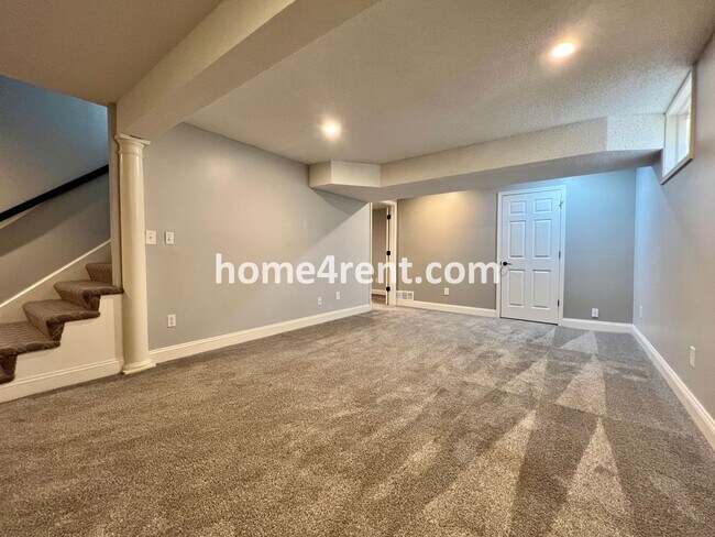 Building Photo - Fantastic Home in Blue Valley Schools w/ Hardwood Floors, Open Layout, Granite Counters, Finished...