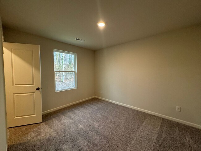 Building Photo - Newer 4BR 2.5BA Home!