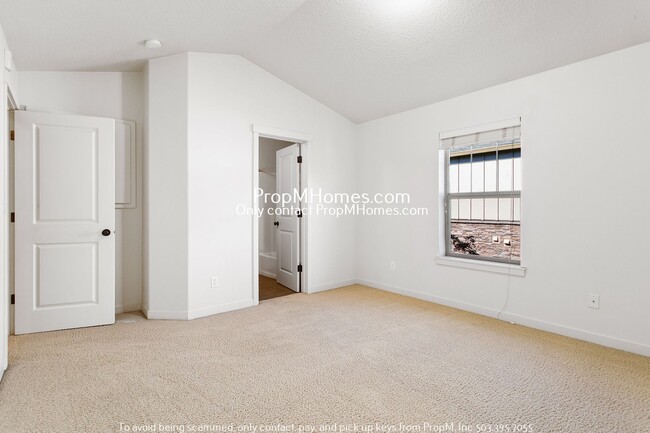 Building Photo - 610 NE Garswood Ln