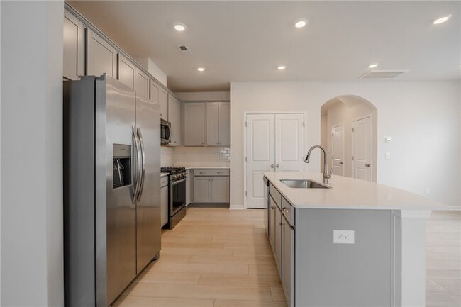 Building Photo - 14 Loebner Ln