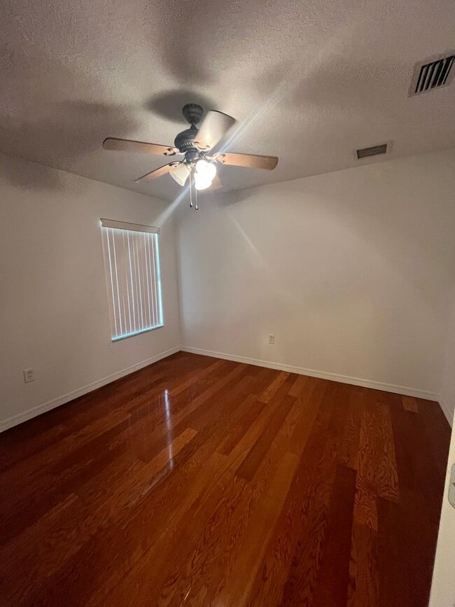 Building Photo - Beautiful Open Floor Plan 4 bedrom 2 Bath!