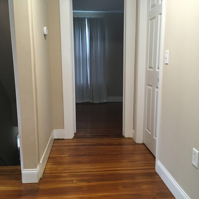 Building Photo - Spacious 3 Bedroom Single-family in Berlin!