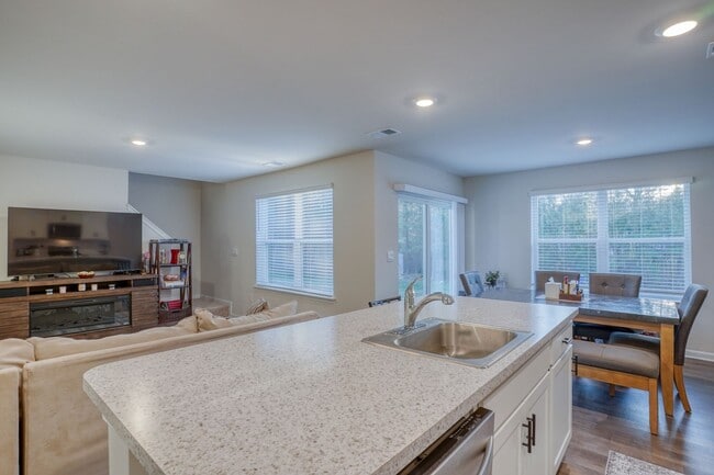 Building Photo - 124 Currant Cir