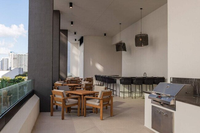 Building Photo - 225 N Miami Ave