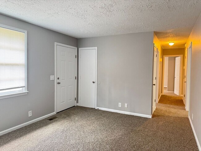 Building Photo - 2213 Glory Dr