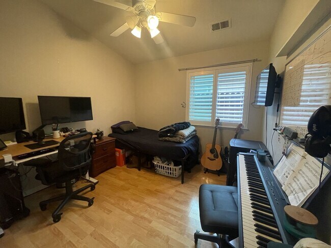 Building Photo - Fantastic East Davis 3 bedroom available for summer move in!