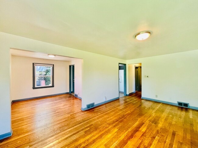 Building Photo - Cozy Seward Park Home with Large Yard!