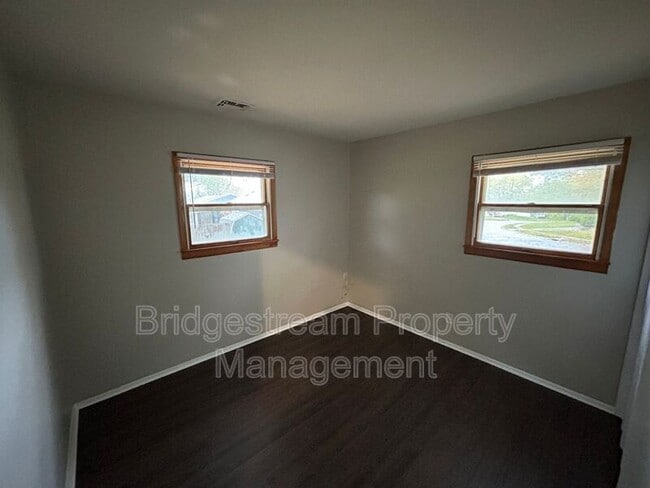 Building Photo - 1205 S Maple Ave