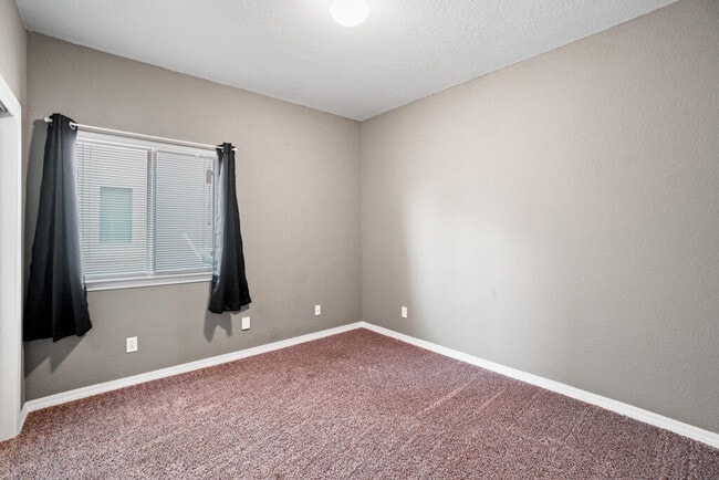 Building Photo - 852 Lemington St