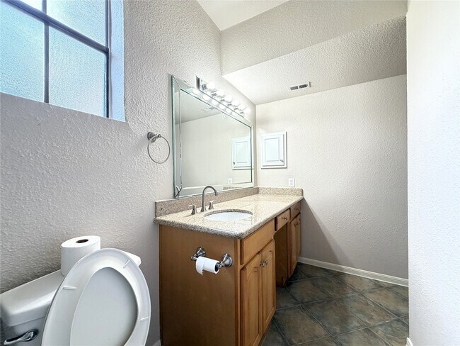 Building Photo - 2255 Braeswood Park Dr